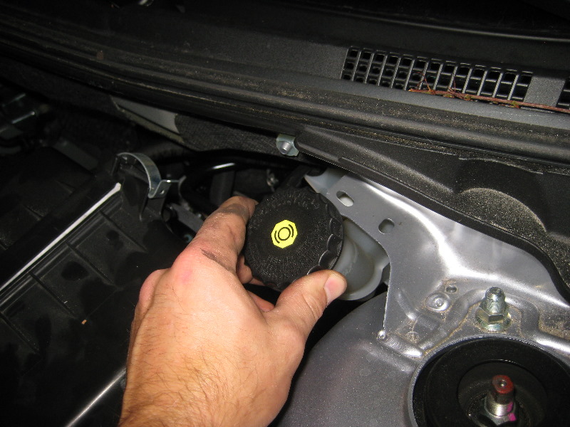 Mitsubishi-Lancer-Front-Brake-Pads-Replacement-Guide-024