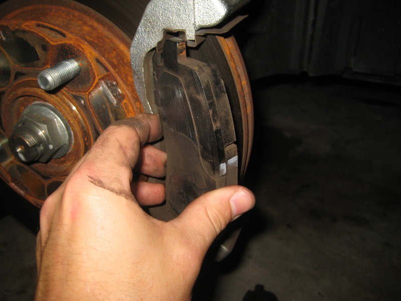 Mitsubishi-Lancer-Front-Brake-Pads-Replacement-Guide-025