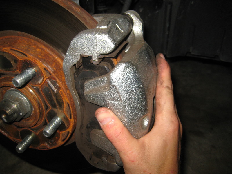 Mitsubishi-Lancer-Front-Brake-Pads-Replacement-Guide-028