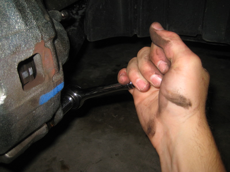 Mitsubishi-Lancer-Front-Brake-Pads-Replacement-Guide-032