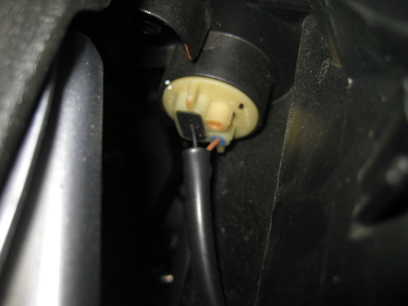 Mitsubishi-Lancer-Headlight-Bulbs-Replacement-Guide-022