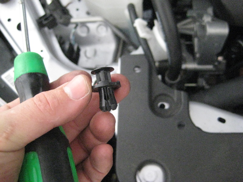 Mitsubishi-Lancer-Headlight-Bulbs-Replacement-Guide-025