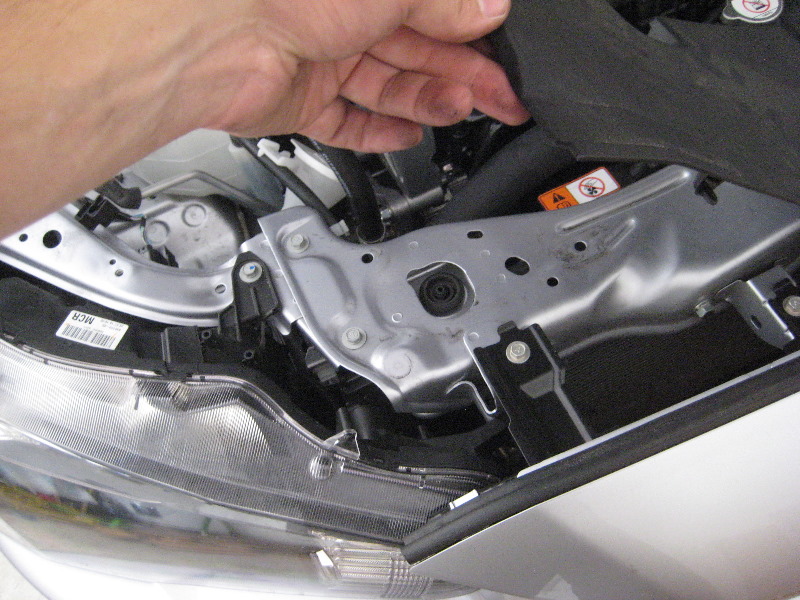 Mitsubishi-Lancer-Headlight-Bulbs-Replacement-Guide-029