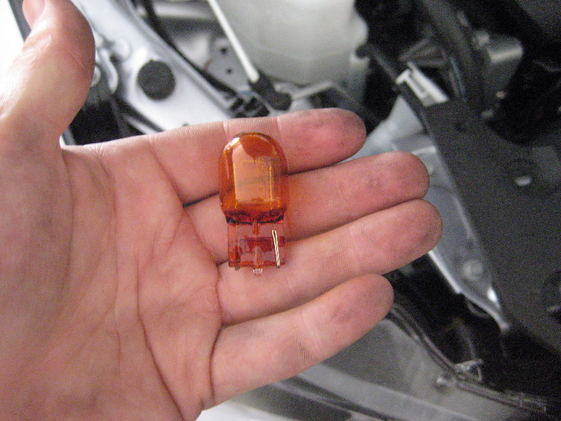 Mitsubishi-Lancer-Headlight-Bulbs-Replacement-Guide-033