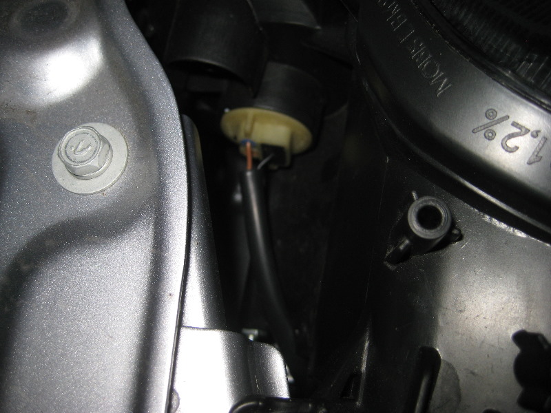 Mitsubishi-Lancer-Headlight-Bulbs-Replacement-Guide-037