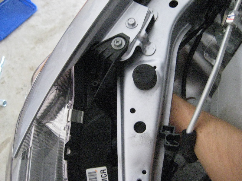 Mitsubishi-Lancer-Headlight-Bulbs-Replacement-Guide-042