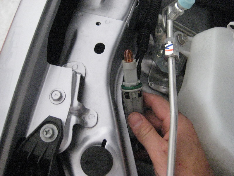 Mitsubishi-Lancer-Headlight-Bulbs-Replacement-Guide-043