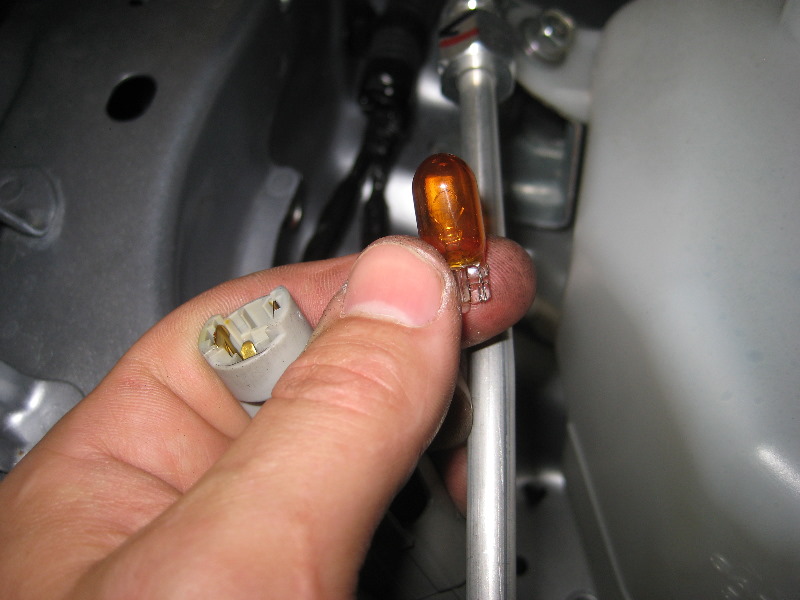 Mitsubishi-Lancer-Headlight-Bulbs-Replacement-Guide-044