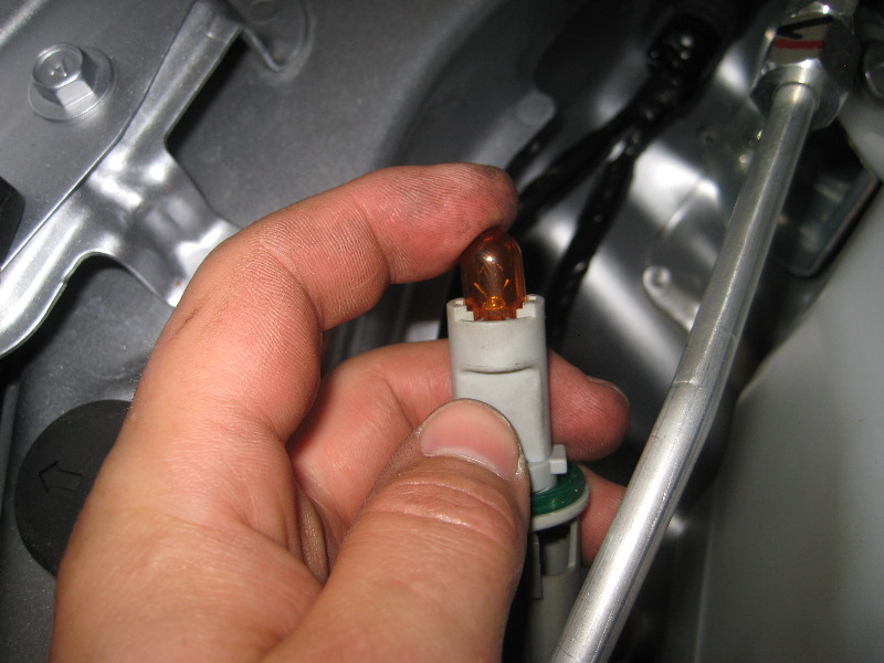 Mitsubishi-Lancer-Headlight-Bulbs-Replacement-Guide-045