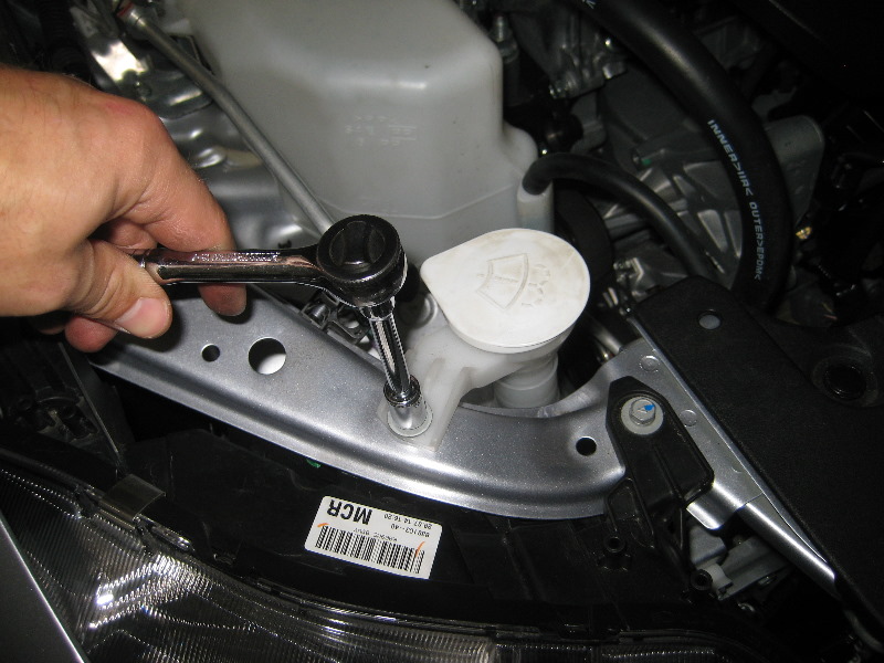 Mitsubishi-Lancer-Headlight-Bulbs-Replacement-Guide-047