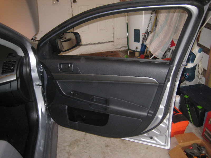 Mitsubishi-Lancer-Interior-Door-Panel-Removal-Guide-001