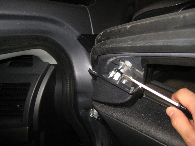 Mitsubishi-Lancer-Interior-Door-Panel-Removal-Guide-014