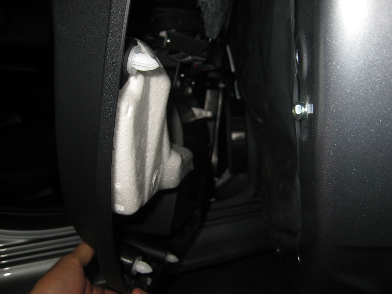 Mitsubishi-Lancer-Interior-Door-Panel-Removal-Guide-018