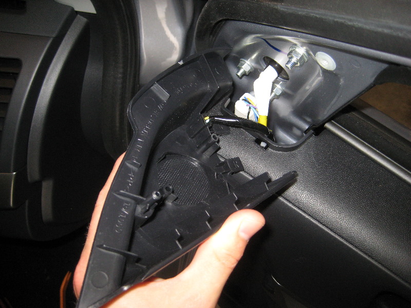 Mitsubishi-Lancer-Interior-Door-Panel-Removal-Guide-046