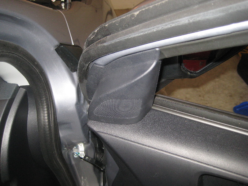 Mitsubishi-Lancer-Interior-Door-Panel-Removal-Guide-048