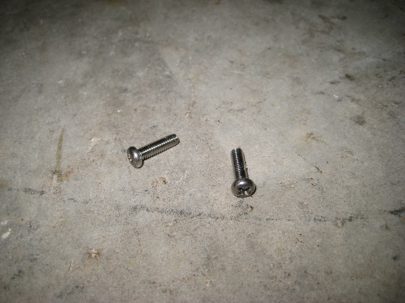 Mitsubishi-Lancer-License-Plate-Light-Bulbs-Replacement-Guide-005