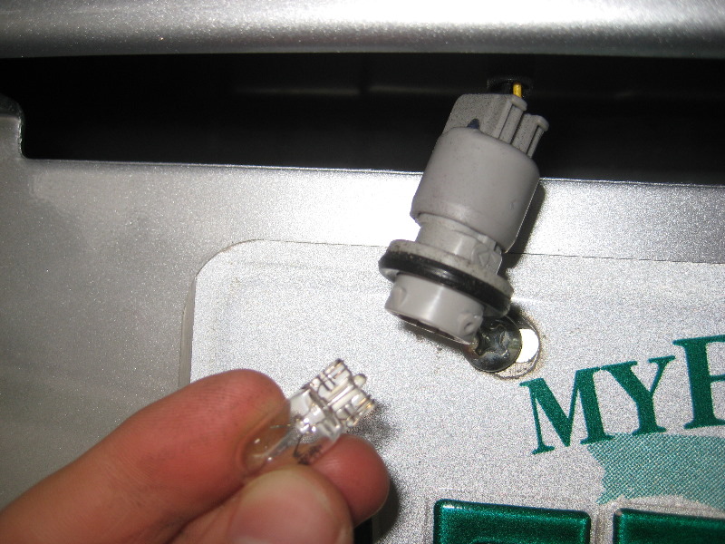 Mitsubishi-Lancer-License-Plate-Light-Bulbs-Replacement-Guide-008
