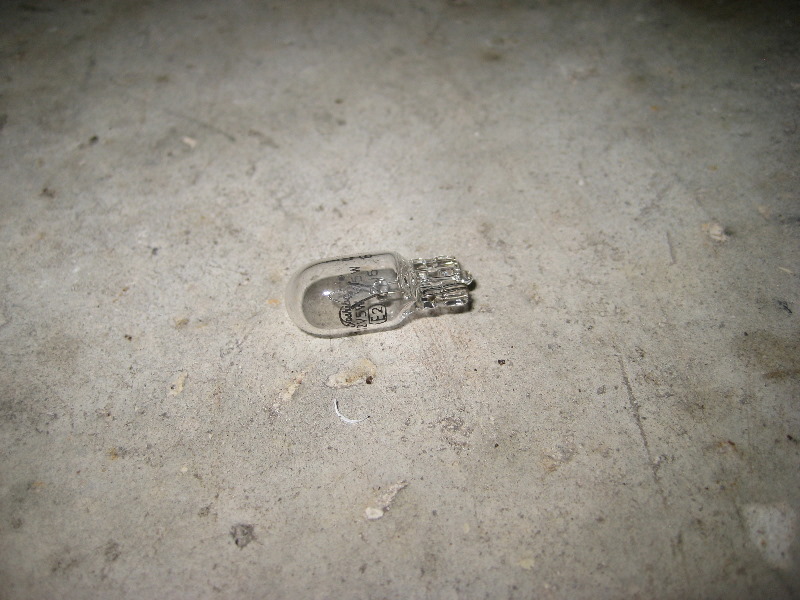 Mitsubishi-Lancer-License-Plate-Light-Bulbs-Replacement-Guide-009