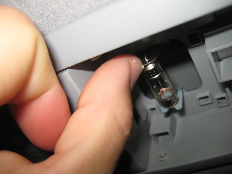 Mitsubishi-Lancer-Map-Light-Bulbs-Replacement-Guide-006