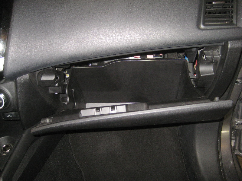 2011-2017-Mitsubishi-Outlander-Sport-Cabin-Air-Filter-Replacement-Guide-002