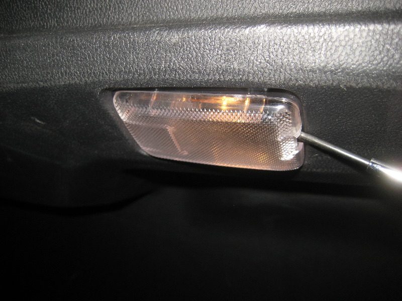 2011-2017-Mitsubishi-Outlander-Sport-Cargo-Area-Light-Bulb-Replacement-Guide-003