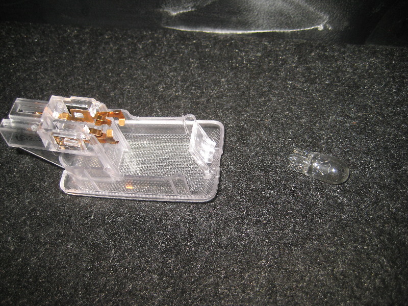 2011-2017-Mitsubishi-Outlander-Sport-Cargo-Area-Light-Bulb-Replacement-Guide-006