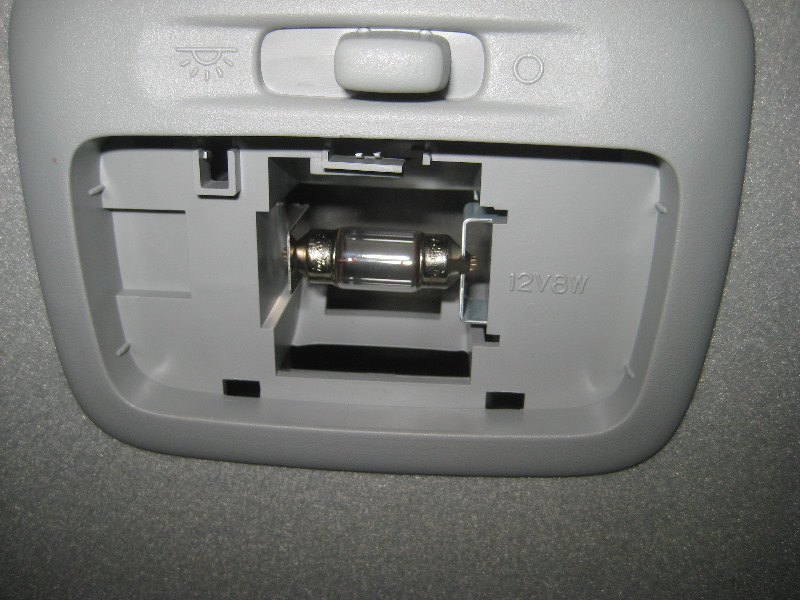2011-2017-Mitsubishi-Outlander-Sport-Dome-Light-Bulb-Replacement-Guide-005