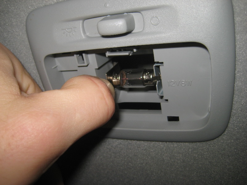 2011-2017-Mitsubishi-Outlander-Sport-Dome-Light-Bulb-Replacement-Guide-006