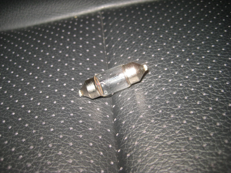 2011-2017-Mitsubishi-Outlander-Sport-Dome-Light-Bulb-Replacement-Guide-008