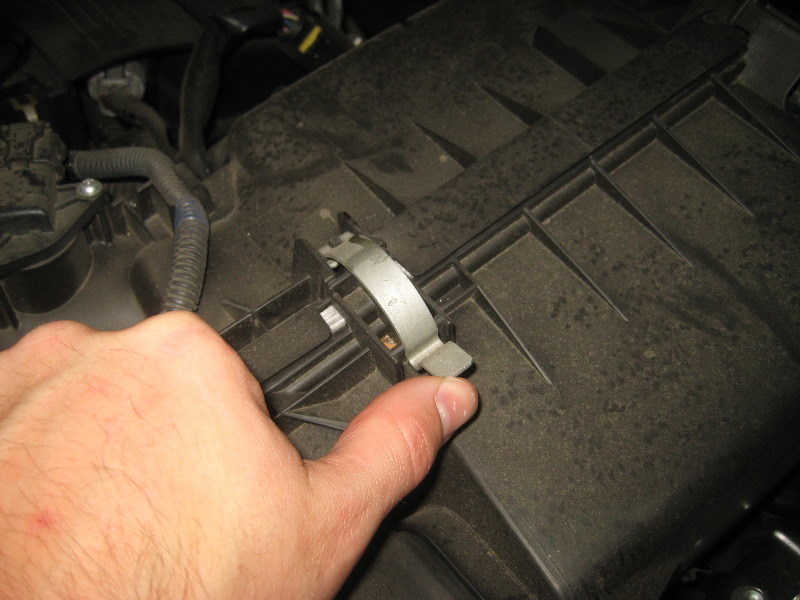 2011-2017-Mitsubishi-Outlander-Sport-Engine-Air-Filter-Replacement-Guide-002