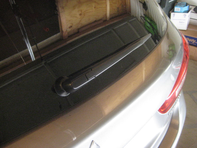 2011-2017-Mitsubishi-Outlander-Sport-Rear-Wiper-Blade-Replacement-Guide-001