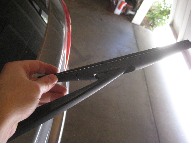 2011-2017-Mitsubishi-Outlander-Sport-Rear-Wiper-Blade-Replacement-Guide-003