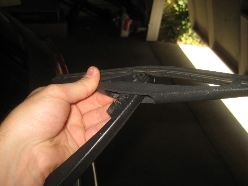 2011-2017-Mitsubishi-Outlander-Sport-Rear-Wiper-Blade-Replacement-Guide-004