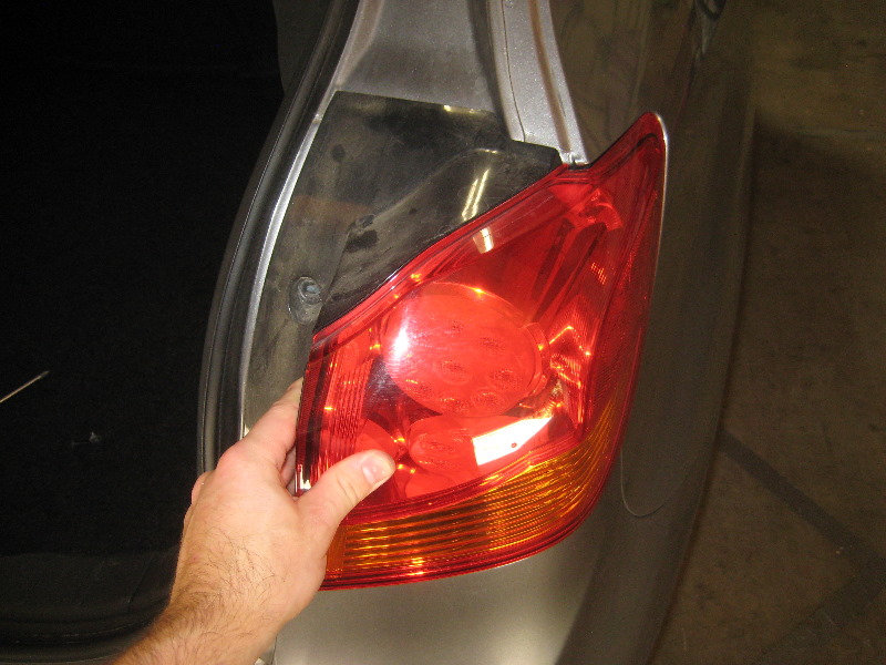 2011-2017-Mitsubishi-Outlander-Sport-Tail-Light-Bulbs-Replacement-Guide-006