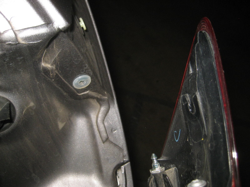 2011-2017-Mitsubishi-Outlander-Sport-Tail-Light-Bulbs-Replacement-Guide-015