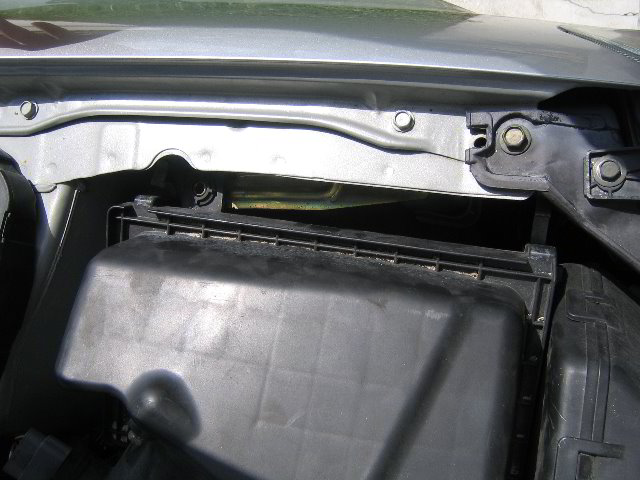 Nissan-Altima-Headlight-Bulb-04