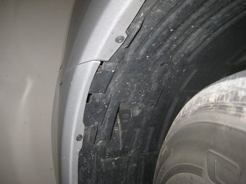 Nissan-Armada-Headlight-Bulbs-Replacement-Guide-003