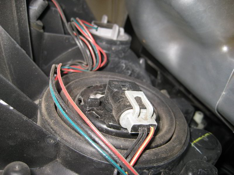 Nissan-Armada-Headlight-Bulbs-Replacement-Guide-013