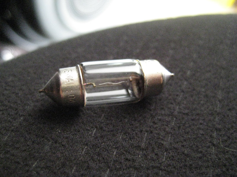 Nissan-Cube-Dome-Light-Bulb-Replacement-Guide-006