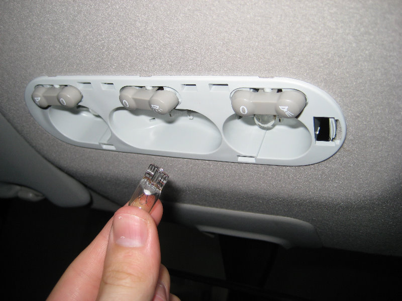 Nissan-Cube-Overhead-Map-Light-Bulbs-Replacement-Guide-005