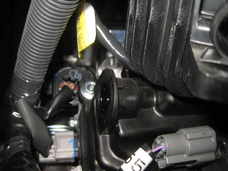 Nissan-Frontier-VQ40DE-V6-Engine-PCV-Valve-Replacement-Guide-013