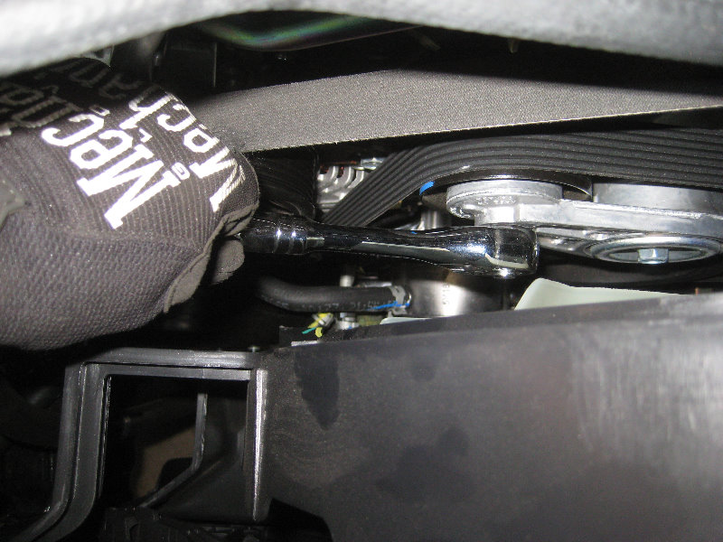 Nissan-Frontier-VQ40DE-V6-Engine-Serpentine-Belt-Replacement-Guide-021