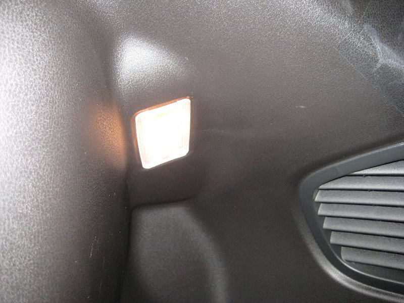 Nissan-Juke-Cargo-Area-Light-Bulb-Replacement-Guide-001