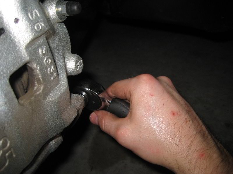 Nissan-Juke-Front-Brake-Pads-Replacement-Guide-009