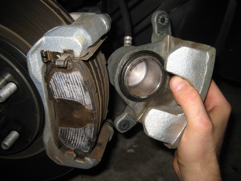 Nissan-Juke-Front-Brake-Pads-Replacement-Guide-013