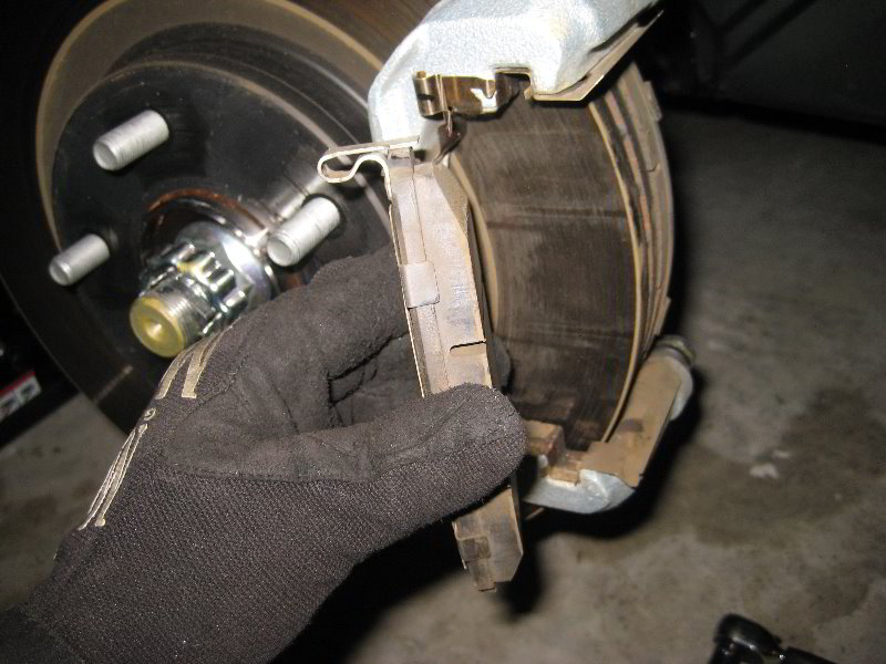 Nissan-Juke-Front-Brake-Pads-Replacement-Guide-015