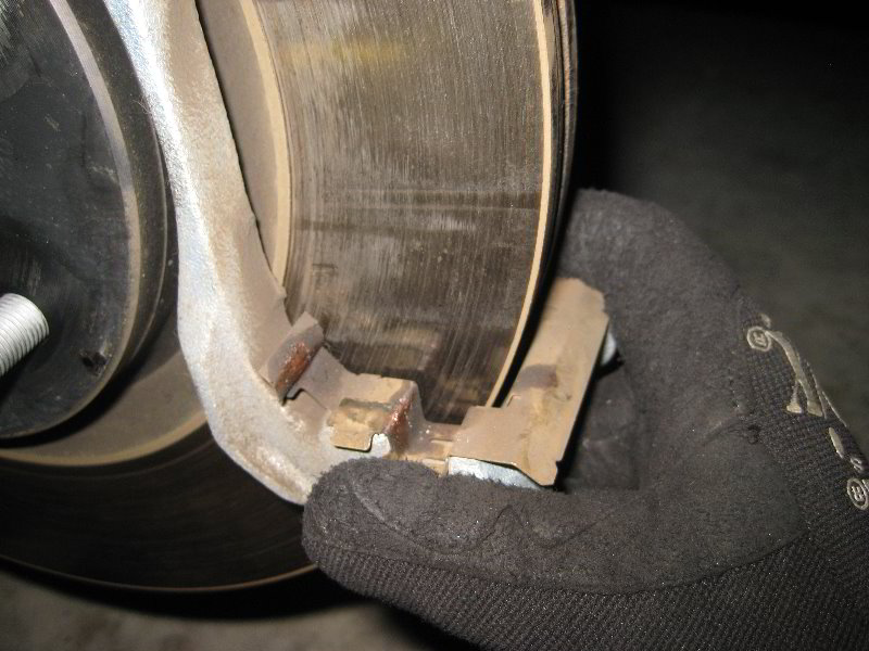 Nissan-Juke-Front-Brake-Pads-Replacement-Guide-017