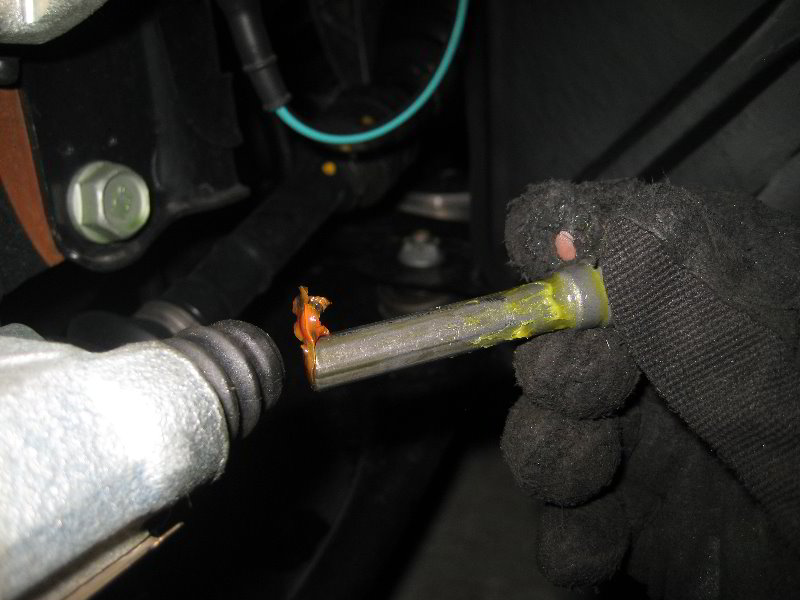 Nissan-Juke-Front-Brake-Pads-Replacement-Guide-019