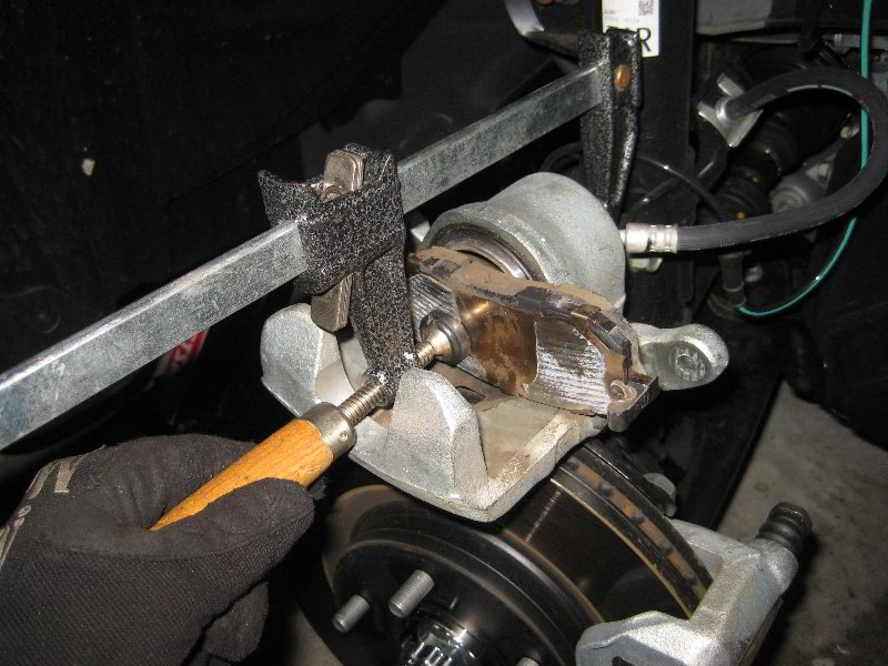 Nissan-Juke-Front-Brake-Pads-Replacement-Guide-022