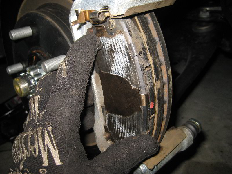 Nissan-Juke-Front-Brake-Pads-Replacement-Guide-024